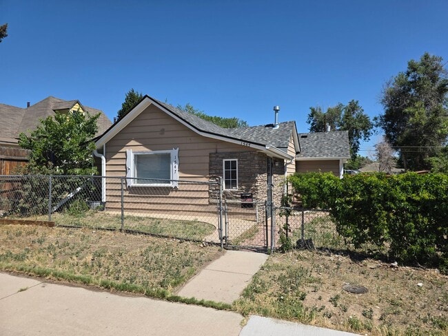 Photo - SPACIOUS, BRIGHT 2 BEDROOM - LARGE YARD