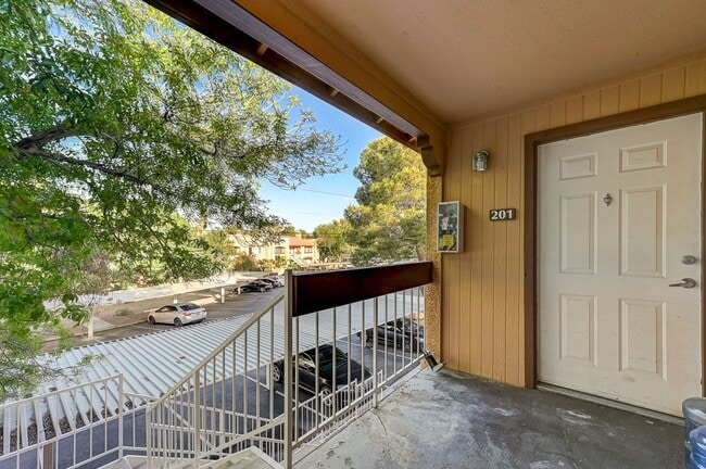 Building Photo - Charming 2 Bed 2 Bath! Rental