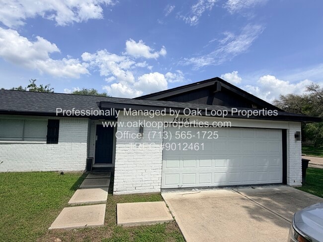 Building Photo - 15865 Ridgeroe Ln