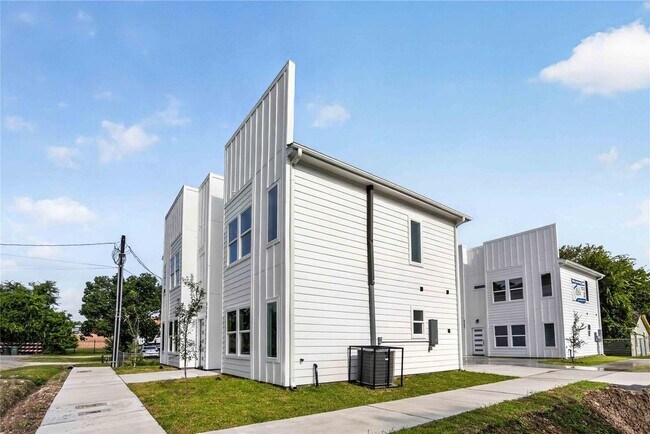 Photo - 4357 Elmwood St Unidad B