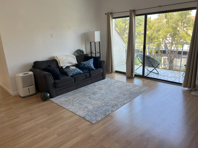 living room - 8310 Regents Rd Unit 3J