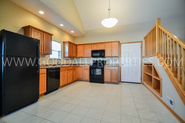 Photo - 3 Bedroom, 2.5 Bath End Unit Townhome in Urbandale