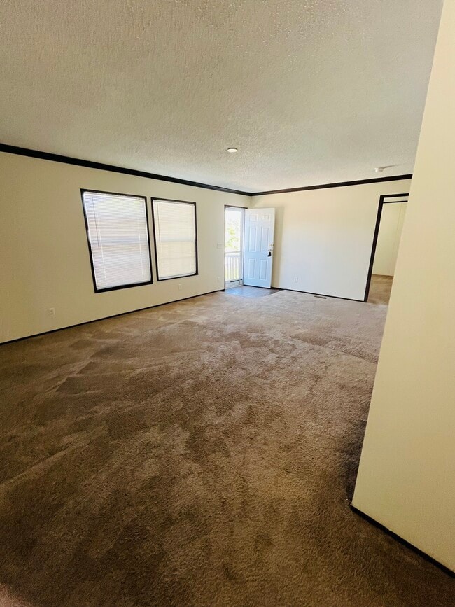 Building Photo - 15621 Pine Ridge Dr