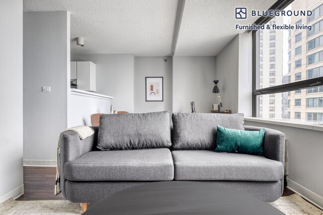 Photo - 445 E Ohio St Unidad SI FL35-ID448