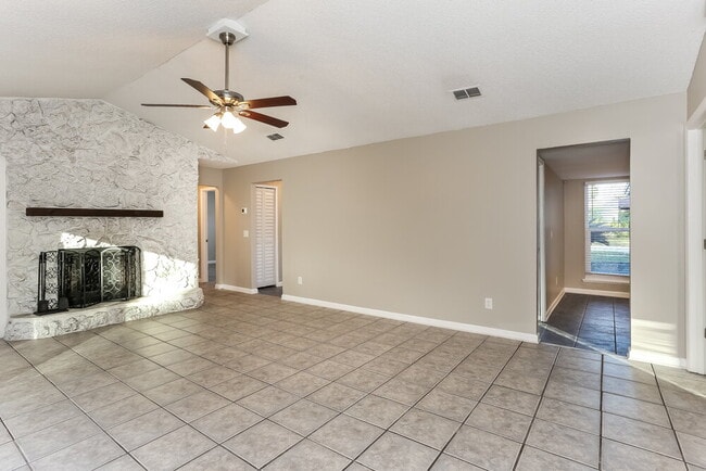 Photo - 1548 Oak Ridge Dr W
