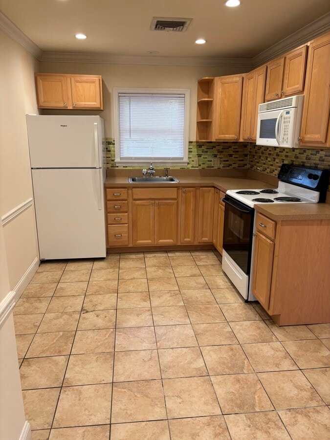 Kitchen - 3700 Horseblock Rd