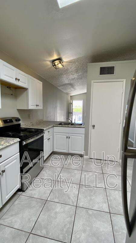 Photo - 417 E Thoroughbred St