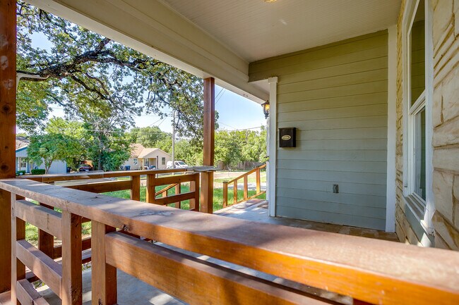 Photo - 3211 Montague St
