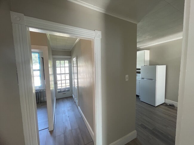 Building Photo - 582 Sunbury St