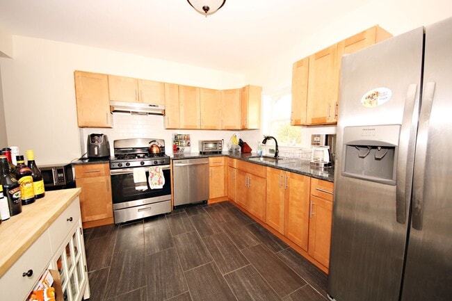 Photo - 4 bed 2 bath in Waltham no broker fee