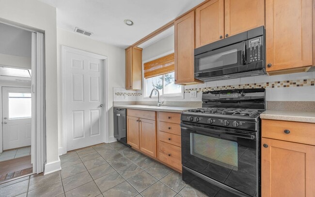 Photo - For Rent. 4 Bedrooms