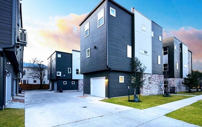 Building Photo - SA Poplar Place