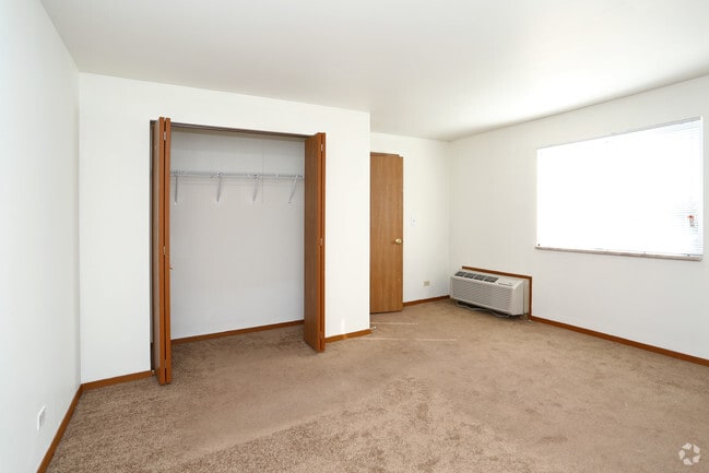 2BR, 1BA - 925SF - Bedroom