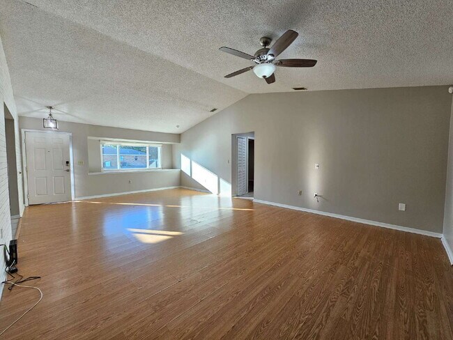 Photo - 819 Glencove Ave NW