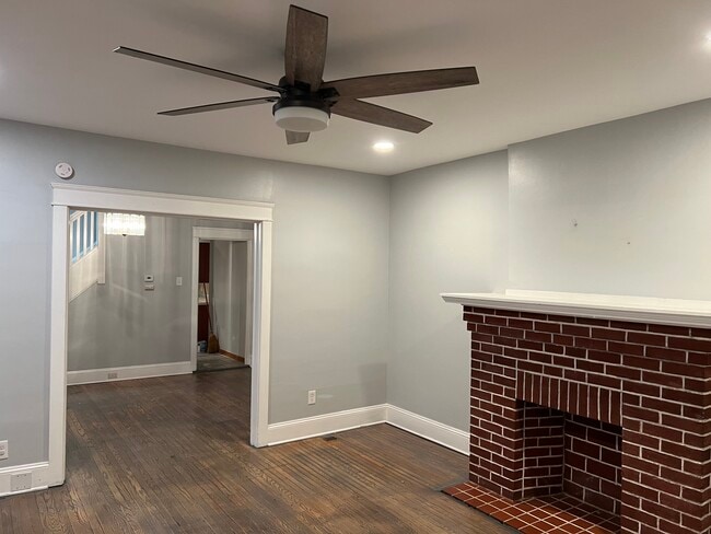 Sala de estar 2 - 1348 Easton Ave