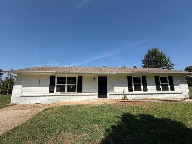 Building Photo - HUGE LOT, 3 BEDROOM FULLY UPGRADED KITCHEN... Rental