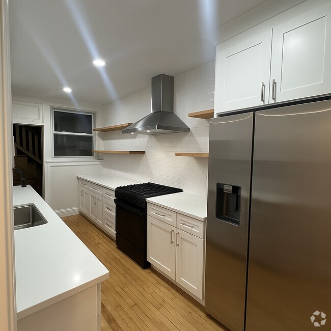 Building Photo - 2337 W Roscoe St Rental