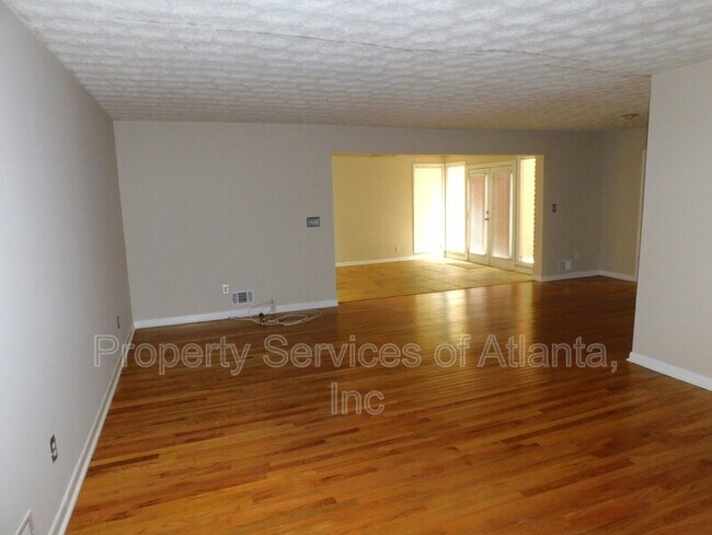 Photo - 626 Indian Hills Pkwy NE