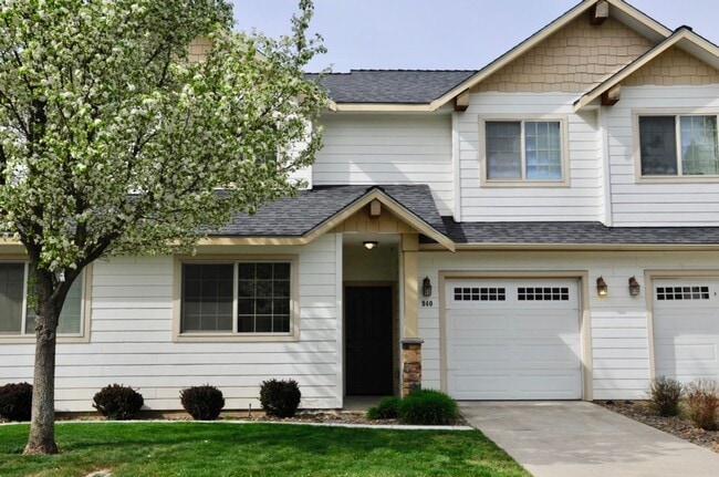 3 bed 2.5 bath Townhome with A/C & gas fir... - 3 bed 2.5 bath Townhome with A/C & gas fir...