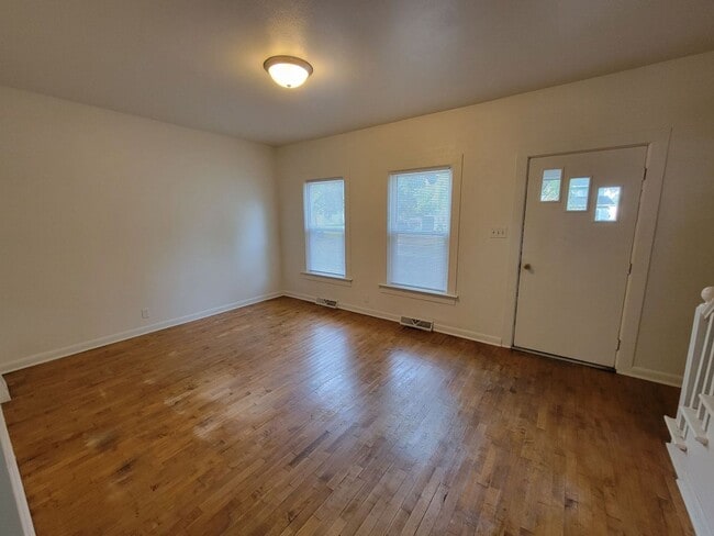 Photo - 105 Seymour St