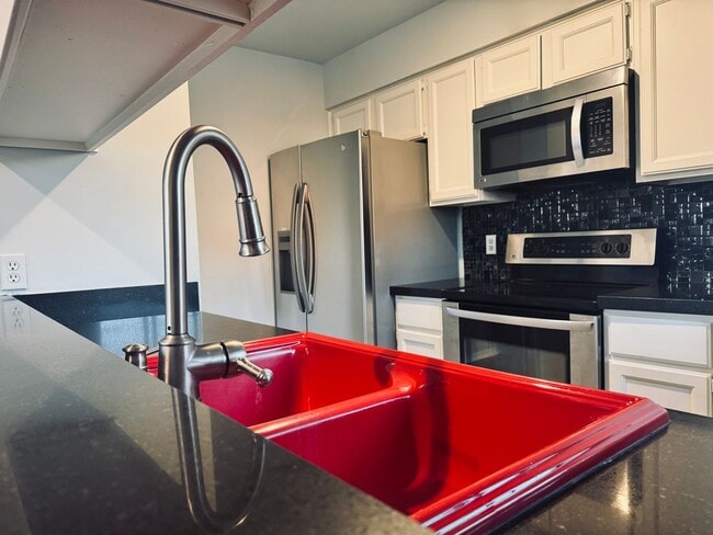 Building Photo - Beautifully Updated 2BR/2BA Condo in Gated Community – Modern Finishes & Pool Access Unit 271