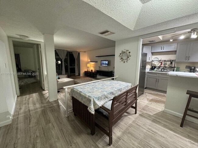 Building Photo - 3730 Inverrary Dr Unit 3U