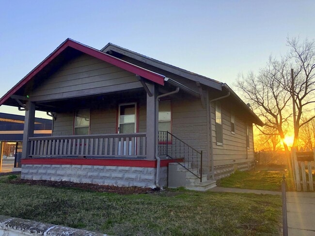 Building Photo - 2-Bed, 1-Bath Bungalow