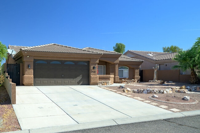 Photo - 2121 Desert Lakes Dr