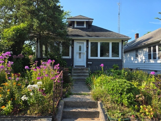 Building Photo - 3-Bedroom, 1-Bathroom Home with Basement & Garage – $1,375/Month | Accepting Section 8