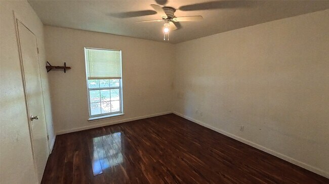 Photo - 3327 Valerie Ln