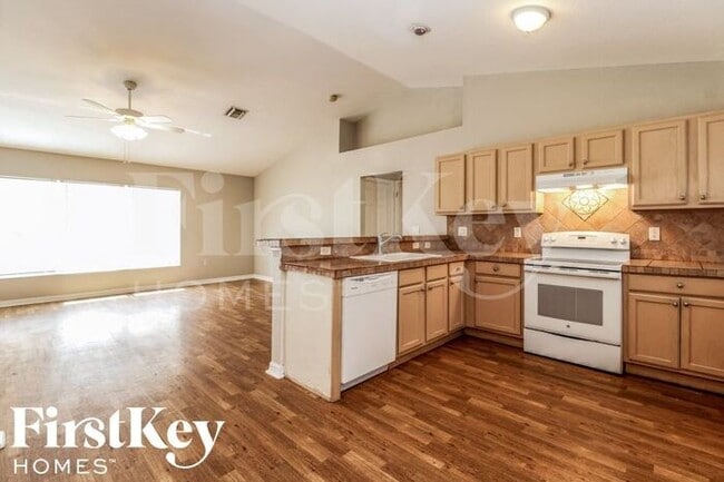 Photo - 324 Lillon Ave S