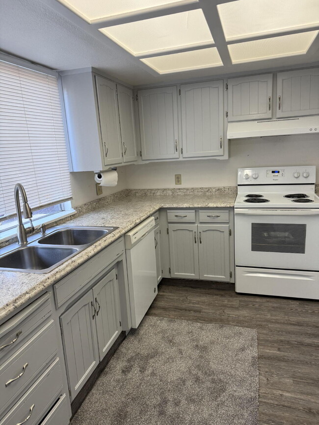 Building Photo - Updated 2 Bed, 2 Bath Unit 2