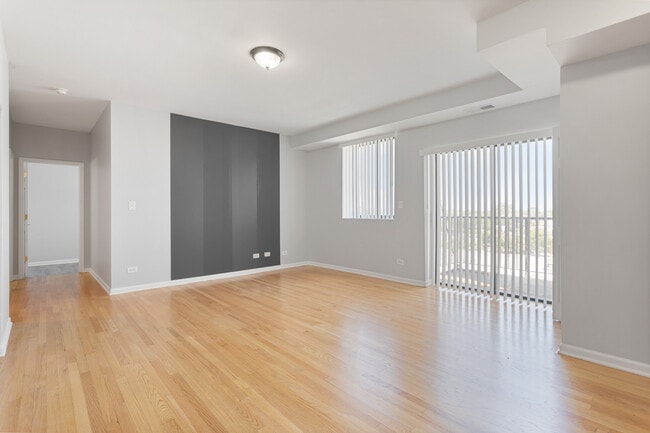 Photo - 2451 W Howard St