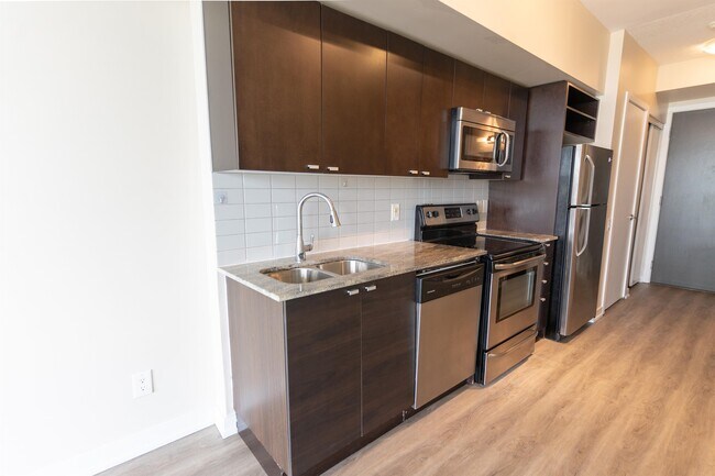 Photo - 105-105 The Queensway