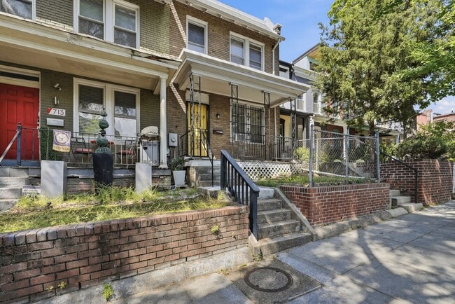 Photo - 711 Harvard St NW