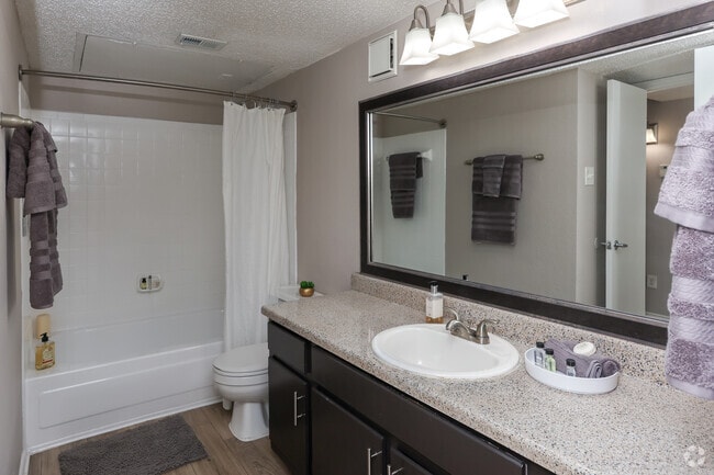 1HAB, 1BA, sala de estar - 877 ft² - Baño