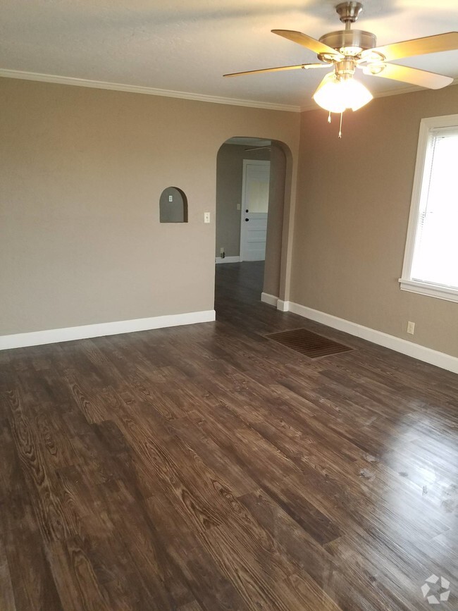Building Photo - 108 W Hartford Ave Rental