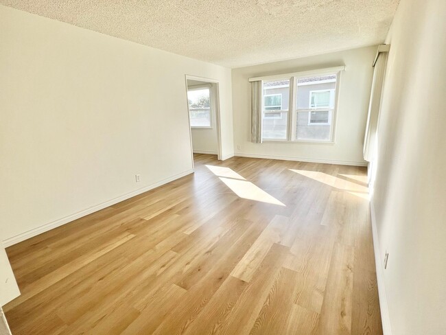 Photo - Bright Upstairs End-Unit 1 Bed / 1 Bath with Garage Options in Quiet Bixby Knolls Community Unidad 4548  4