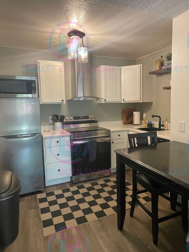 Photo - 2450 Lymbery St