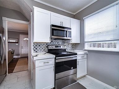 Stove/Microwave - 125 Linsan Ct