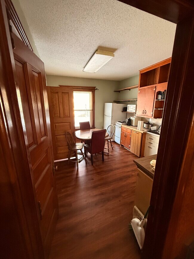 Kitchen - 309 E 1st St Unit 309