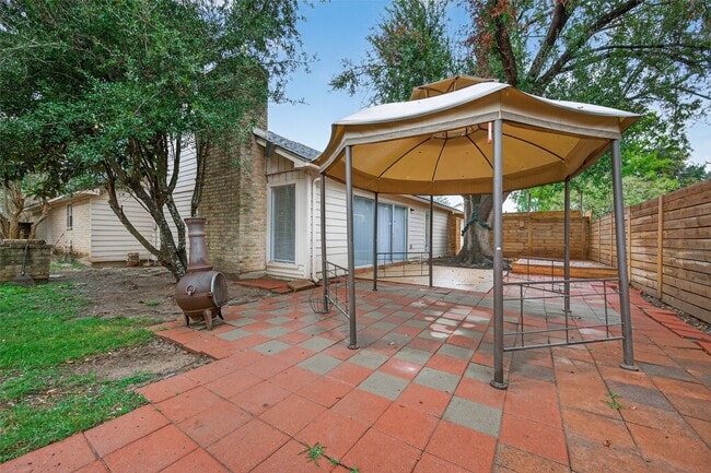 Photo - 6102 Crakston St