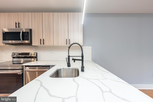 Photo - 2821 Livingston St