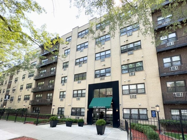 Building Photo - 450 W Barry Ave Unit 305