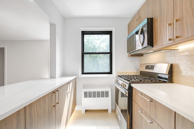 Building Photo - Hudson Terrace E14 Unit E14 - Renovated 2/Bdrm 1/Bath Rental