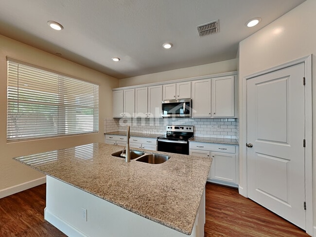 Photo - 5915 W Larkspur Dr