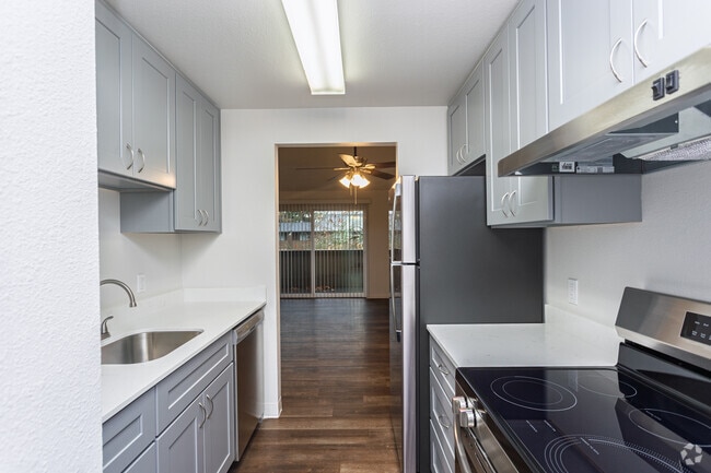 1BR, 1BA - 676SF - Kitchen