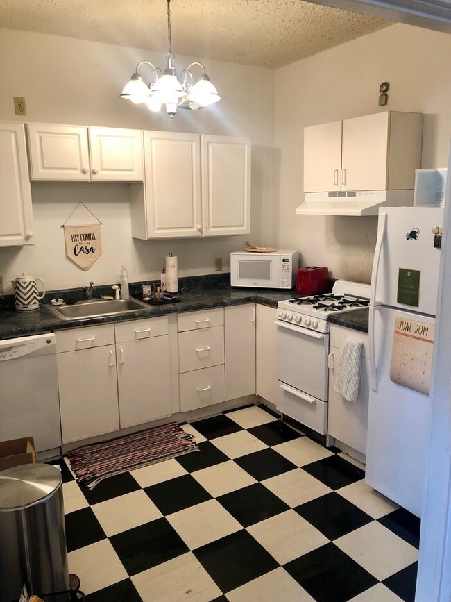 Photo - Great 1BD/1BA on Mardi Gras parade route Unidad L