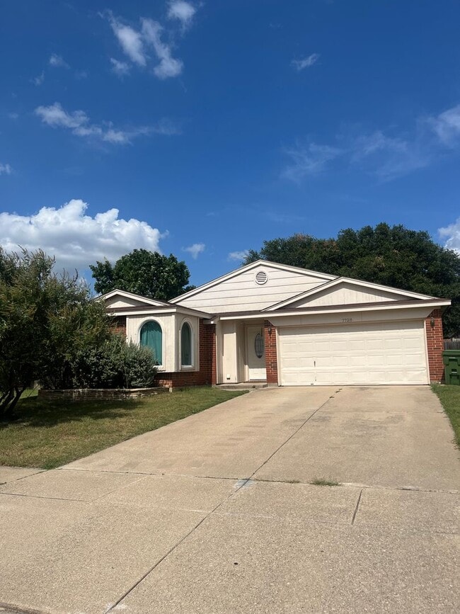 Building Photo - Perfect Home for Entertaining!
