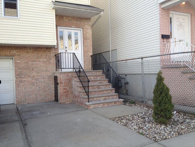 Building Photo - 335 New York Ave Unit 2